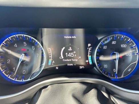 Used 2023 Chrysler Pacifica Touring-L image 15