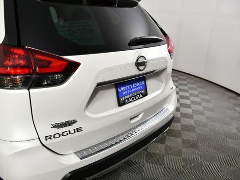 Used 2018 Nissan Rogue SV w/ Premium Package image 15