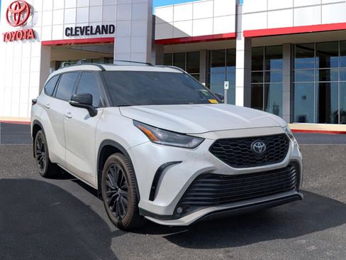 Used 2025 Toyota Highlander XSE AWD/4WD image 2