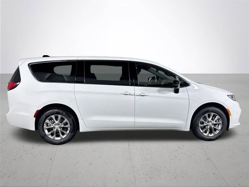 New 2026 Chrysler Pacifica Limited image 5
