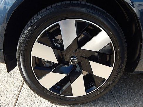 Certified 2025 Volvo XC60 T8 Plus w/ Protection Package Premier image 13