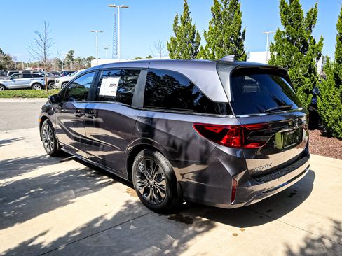 New 2026 Honda Odyssey Touring image 7