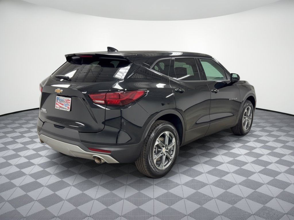 Used 2025 Chevrolet Blazer LT FWD image 9