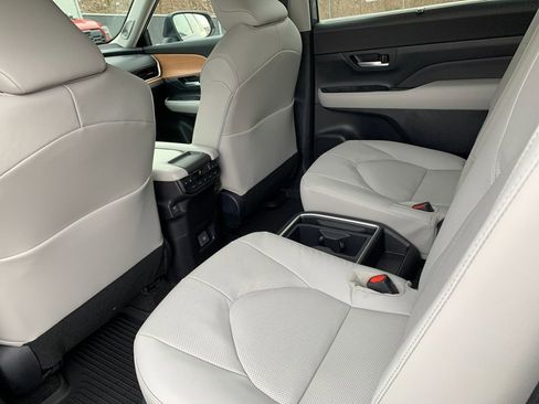 New 2026 Toyota Grand Highlander Platinum image 13