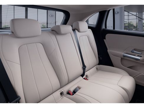 Used 2023 Mercedes-Benz GLA 250 4MATIC image 5