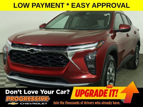 Used 2025 Chevrolet Trax LT FWD image 1