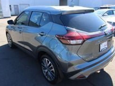 Used 2022 Nissan Kicks SV image 3