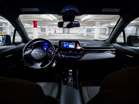 Used 2018 Toyota C-HR XLE image 3