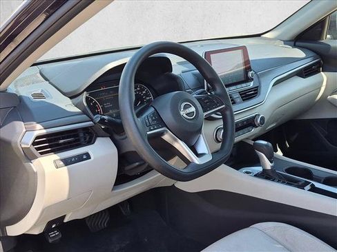 Used 2025 Nissan Altima 2.5 SV FWD image 9
