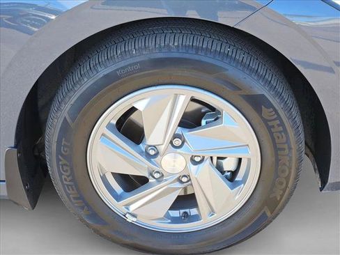 Certified 2025 Hyundai Elantra SE image 20