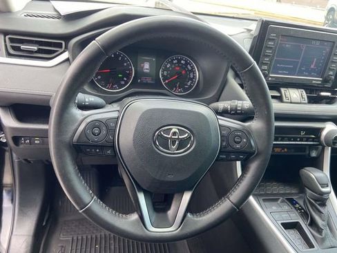 Used 2021 Toyota RAV4 XLE Premium image 17