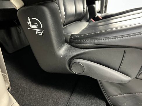 Used 2023 Chrysler Pacifica Touring-L FWD image 28