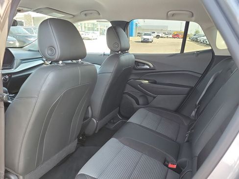 Used 2025 Chevrolet Trax LT w/ LT Convenience Package FWD image 9