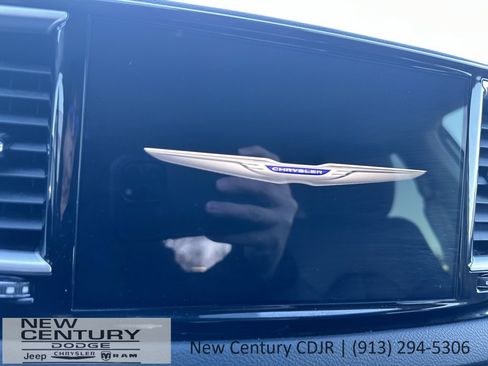 Used 2024 Chrysler Pacifica Touring-L image 19