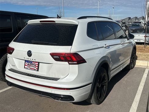 Used 2023 Volkswagen Tiguan SE R-Line image 3