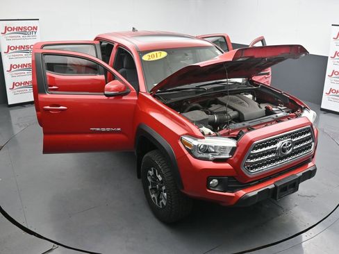 Used 2017 Toyota Tacoma TRD Off-Road w/ Premium & Technology Package AWD/4WD image 39