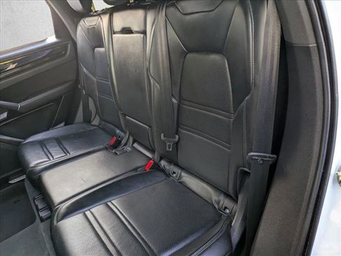 Used 2023 Porsche Cayenne Platinum Edition image 18