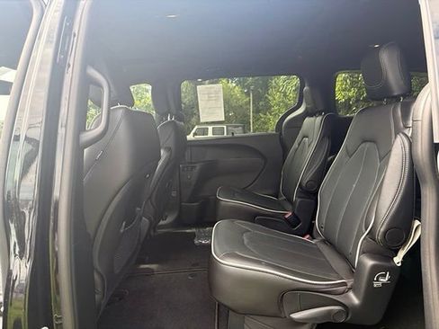 Used 2026 Chrysler Pacifica Limited w/ S Appearance Package FWD image 15