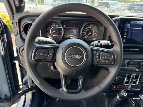Used 2024 Jeep Wrangler Unlimited Rubicon AWD/4WD image 5