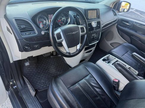 Used 2015 Chrysler Town & Country Touring image 9