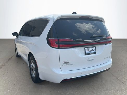 Used 2024 Chrysler Pacifica Limited FWD image 6