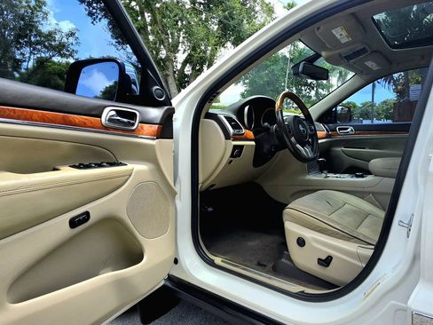 Used 2012 Jeep Grand Cherokee Overland AWD/4WD image 7
