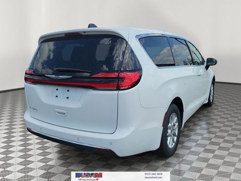 Used 2023 Chrysler Pacifica Touring-L FWD image 4