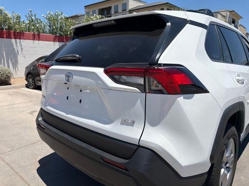 Used 2022 Toyota RAV4 XLE w/ Convenience Package FWD image 4