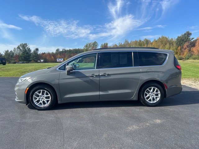 Used 2022 Chrysler Pacifica Touring-L FWD image 3