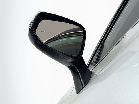 Used 2023 Toyota Highlander LE FWD image 5