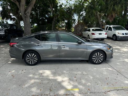 Used 2025 Nissan Altima 2.5 SV FWD image 6