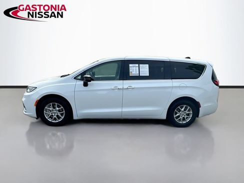 Used 2024 Chrysler Pacifica Touring-L FWD image 5