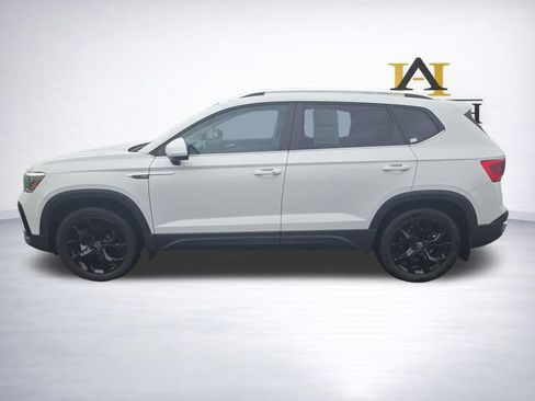 Certified 2023 Volkswagen Taos SE w/ Panoramic Sunroof Package AWD/4WD image 4