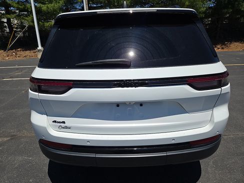 Used 2023 Jeep Grand Cherokee Altitude AWD/4WD image 4