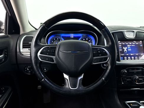 Used 2018 Chrysler 300 Limited image 24