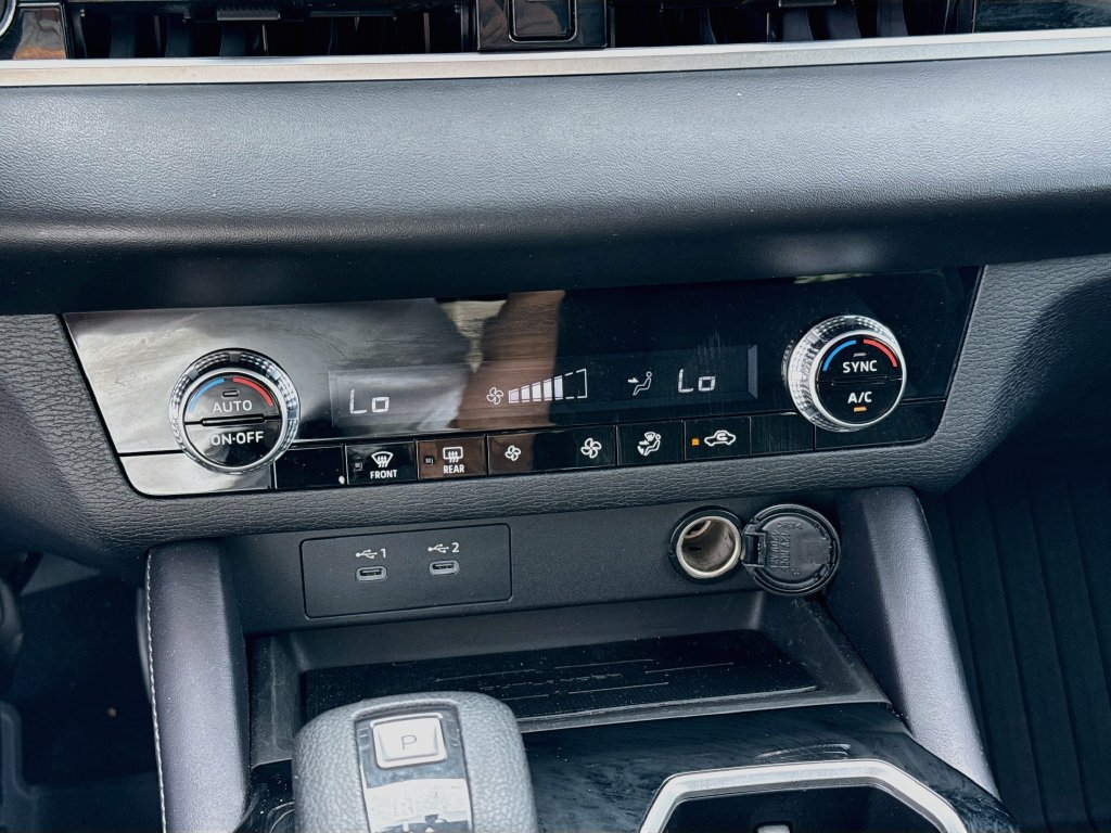 Used 2025 Mitsubishi Outlander ES FWD image 17