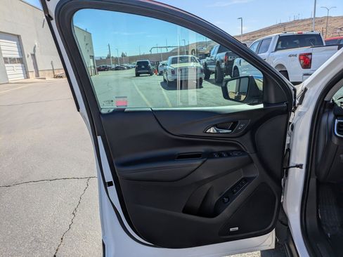 Used 2018 Chevrolet Equinox Premier image 12