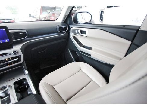 Used 2024 Ford Explorer XLT w/ Equipment Group 202A RWD image 9