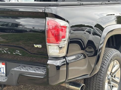 Used 2016 Toyota Tacoma Limited image 2