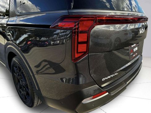 Used 2025 Kia Carnival SX w/ SX Dark Edition Package image 14