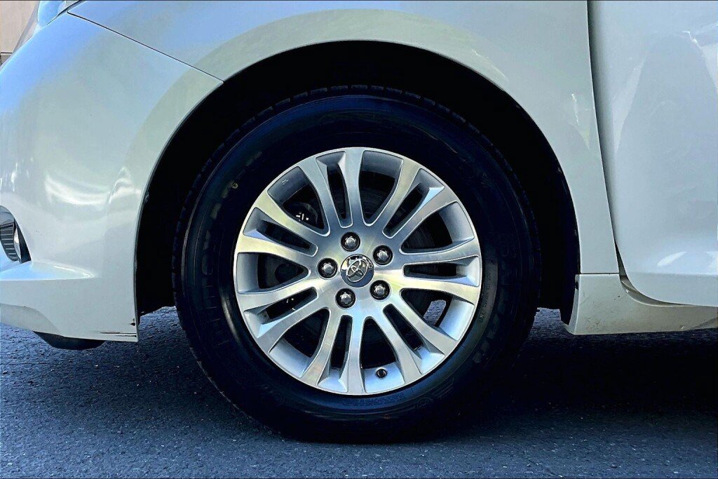 Used 2017 Toyota Sienna XLE FWD image 17
