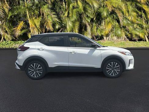 Used 2023 Nissan Kicks SV FWD image 3