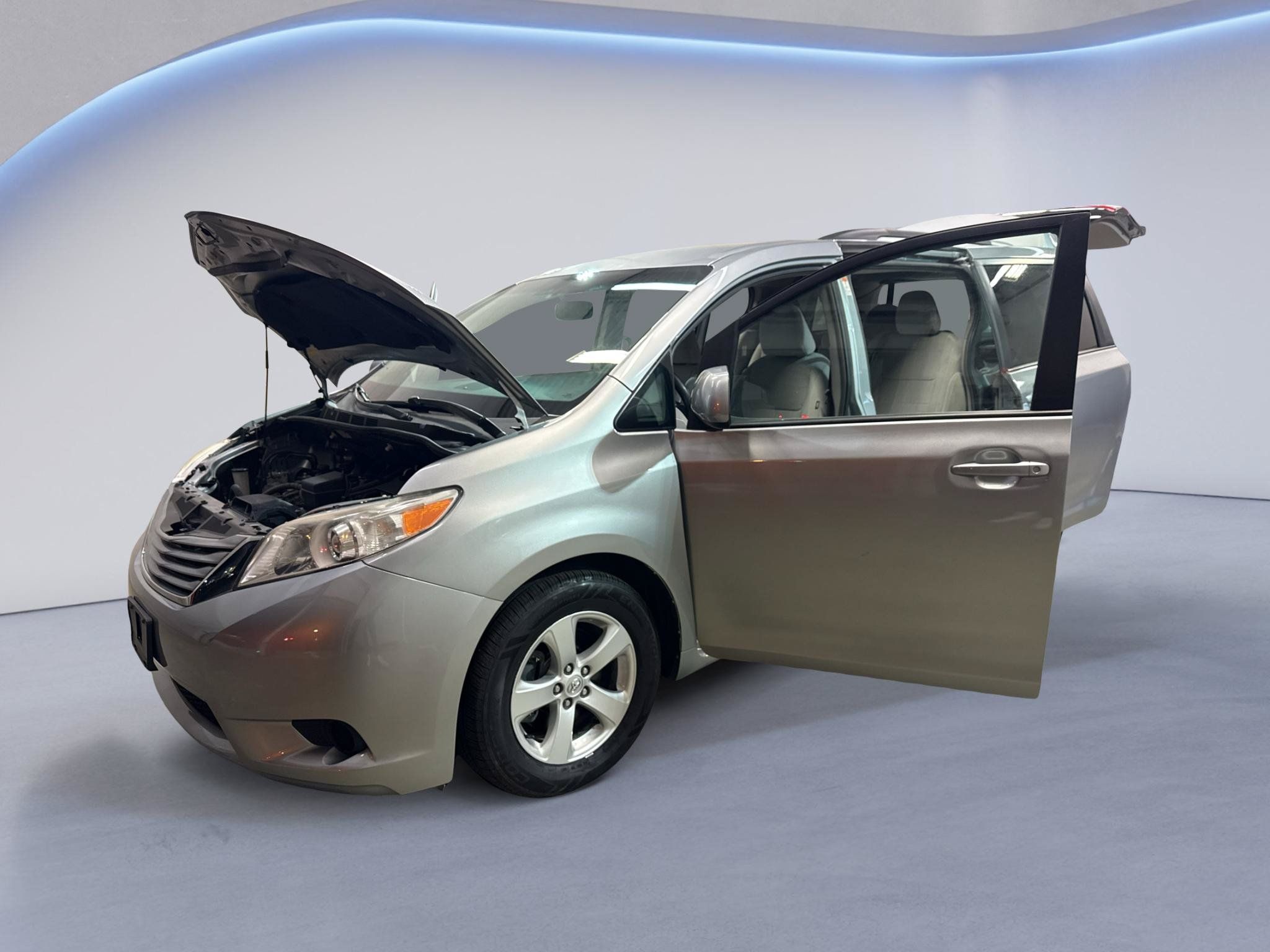 Used 2015 Toyota Sienna LE FWD image 11