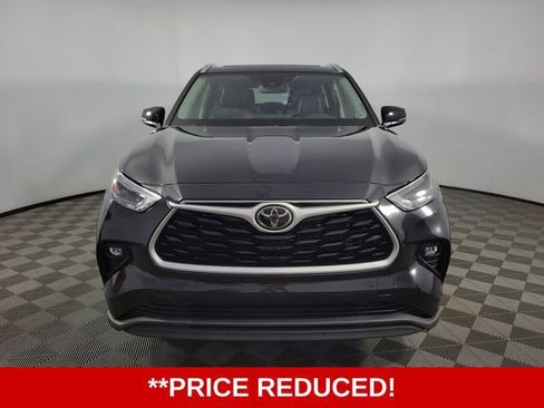 Used 2023 Toyota Highlander XLE FWD image 2
