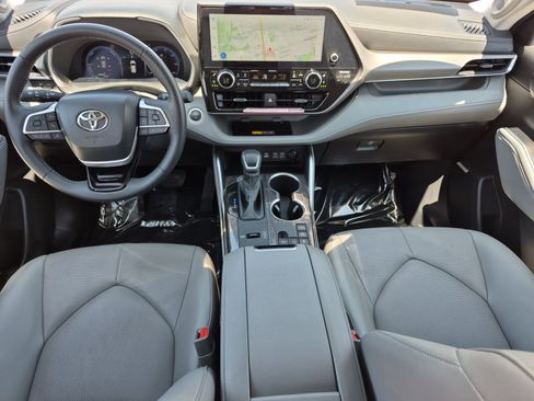 Certified 2026 Toyota Highlander Limited AWD/4WD image 24