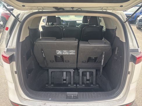 Used 2024 Kia Carnival LX image 11