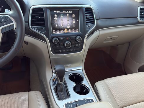 Used 2017 Jeep Grand Cherokee Overland AWD/4WD image 32