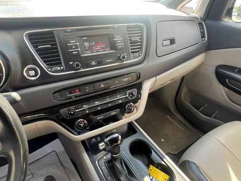 Used 2017 Kia Sedona LX w/ LX Essentials Premium Package FWD image 22