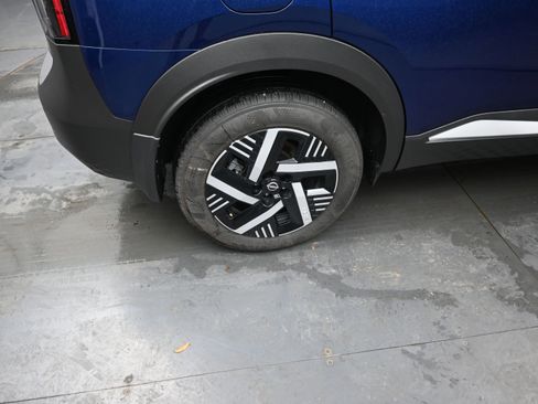 Certified 2025 Nissan Kicks SV image 9