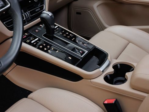 Certified 2026 Porsche Macan AWD/4WD image 22